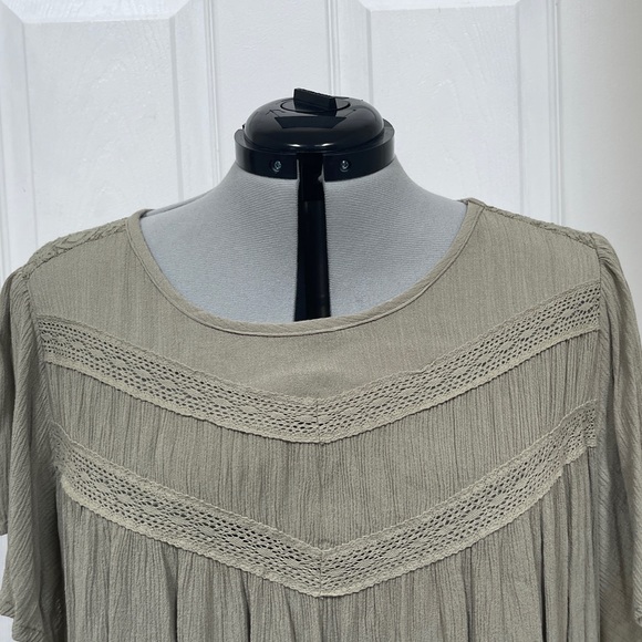 🍀Torrid top with ruffle sleeves and lace embellishments - Picture 6 of 17